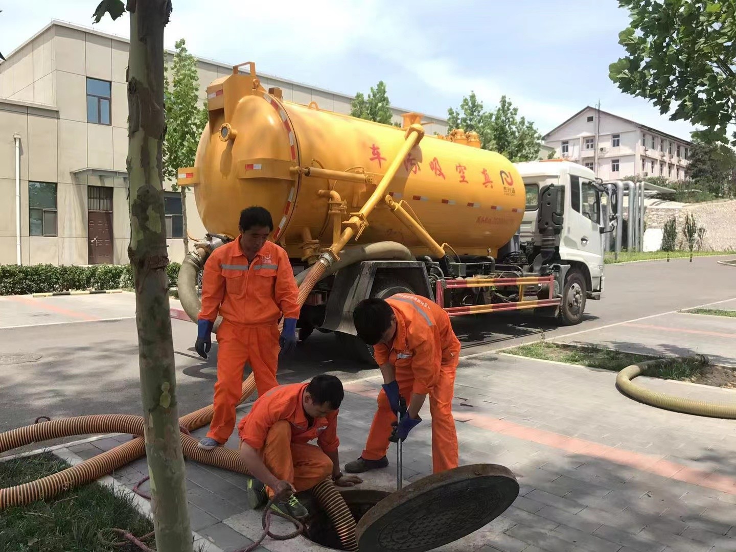 婺城管道疏通车停在窨井附近