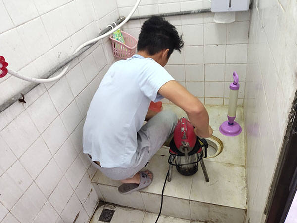 婺城管道堵塞冒臭气 专业师傅现场解决问题